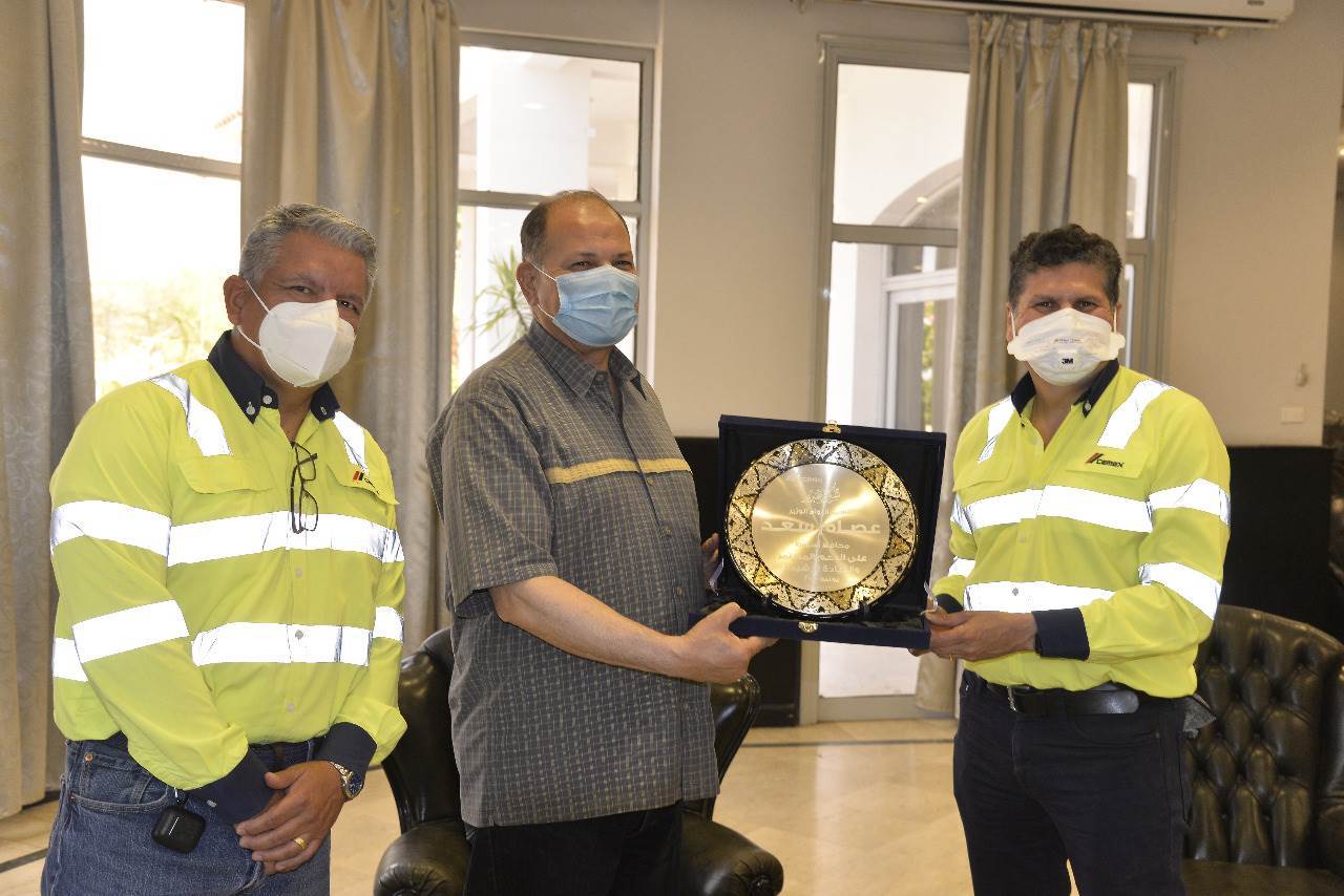 محافظ_أسيوط_ورئيس_سيمكس_يتفقدان_مزرعة_الشركة_والمدينة_الرياضية_(18)