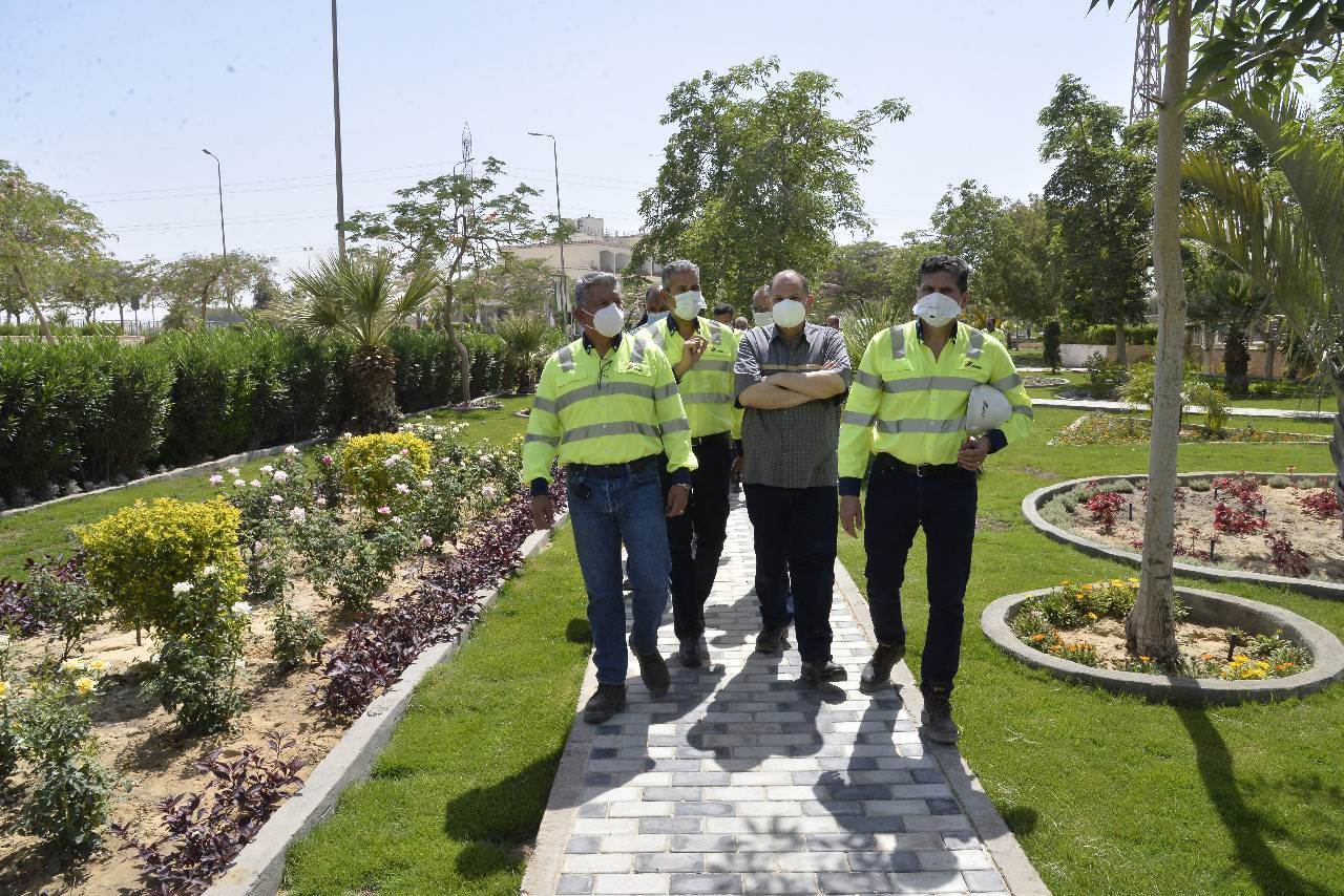 محافظ_أسيوط_ورئيس_سيمكس_يتفقدان_مزرعة_الشركة_والمدينة_الرياضية_(5)