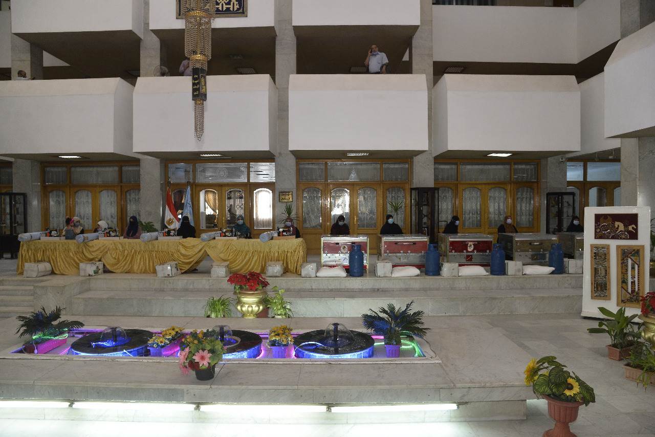 محافظ_أسيوط_يوزع_ماكينات_خياطة_و_أفران_منزلية_للسيدات_المعيلات_(1)