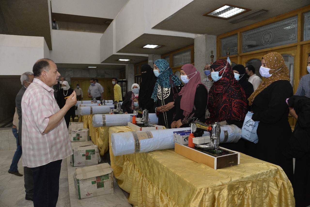 محافظ_أسيوط_يوزع_ماكينات_خياطة_و_أفران_منزلية_للسيدات_المعيلات_(12)