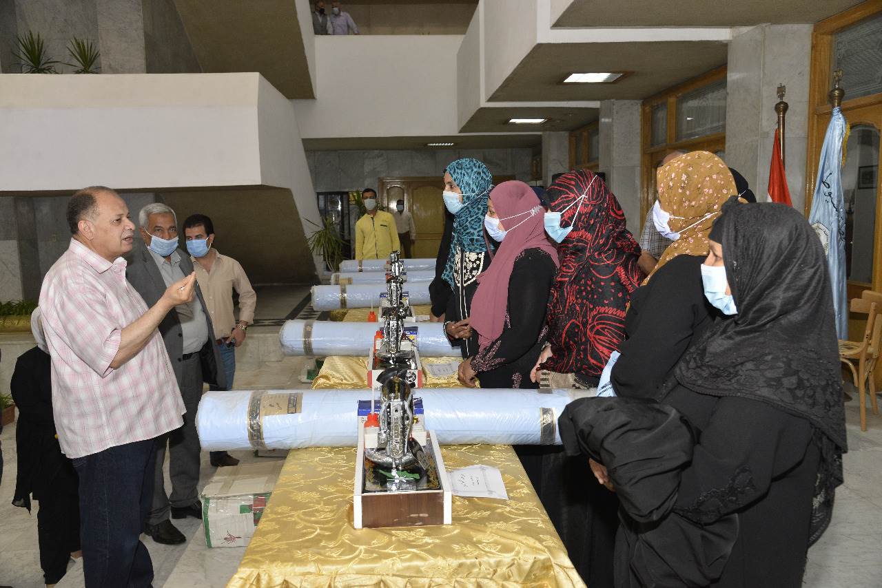 محافظ_أسيوط_يوزع_ماكينات_خياطة_و_أفران_منزلية_للسيدات_المعيلات_(13)