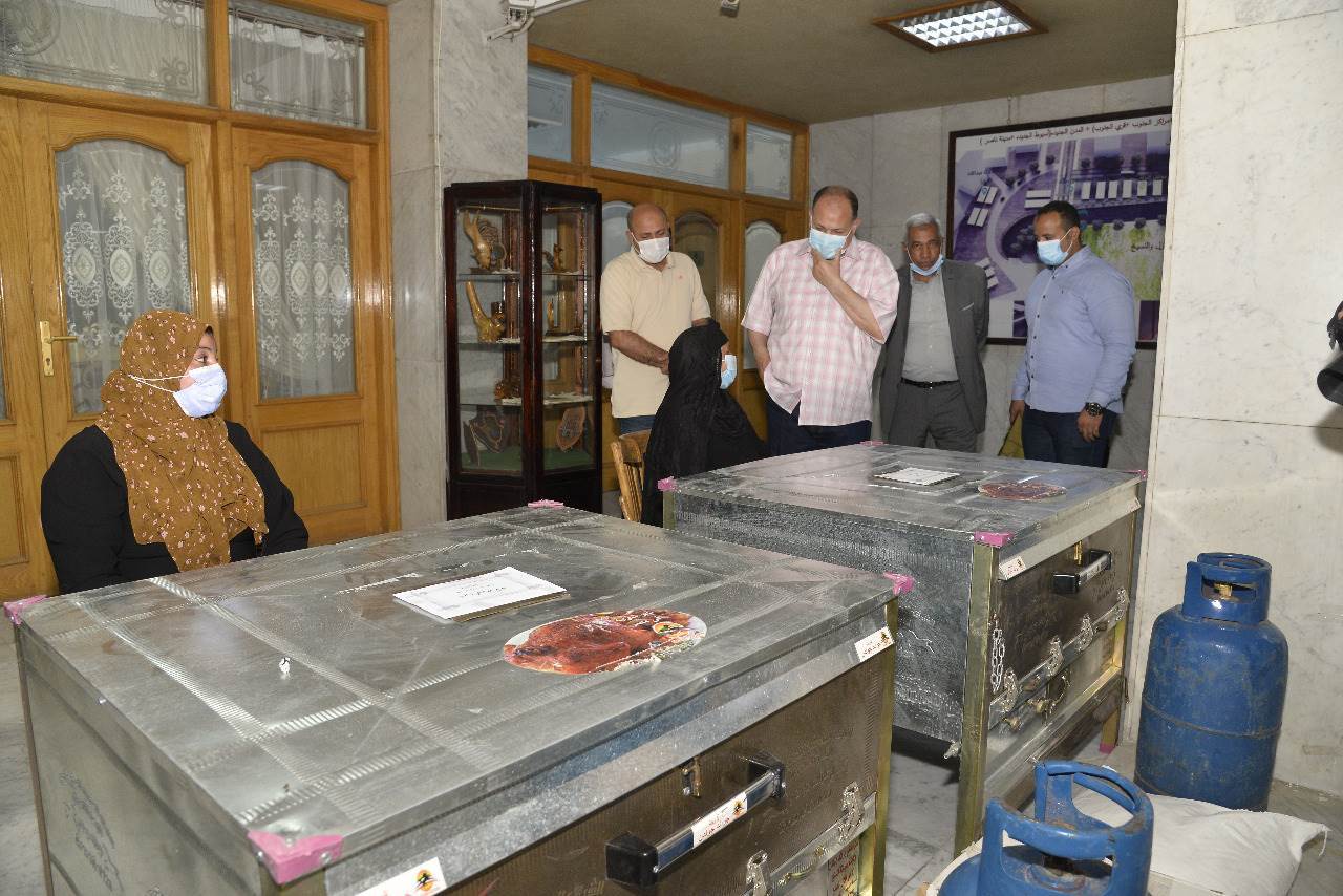 محافظ_أسيوط_يوزع_ماكينات_خياطة_و_أفران_منزلية_للسيدات_المعيلات_(2)