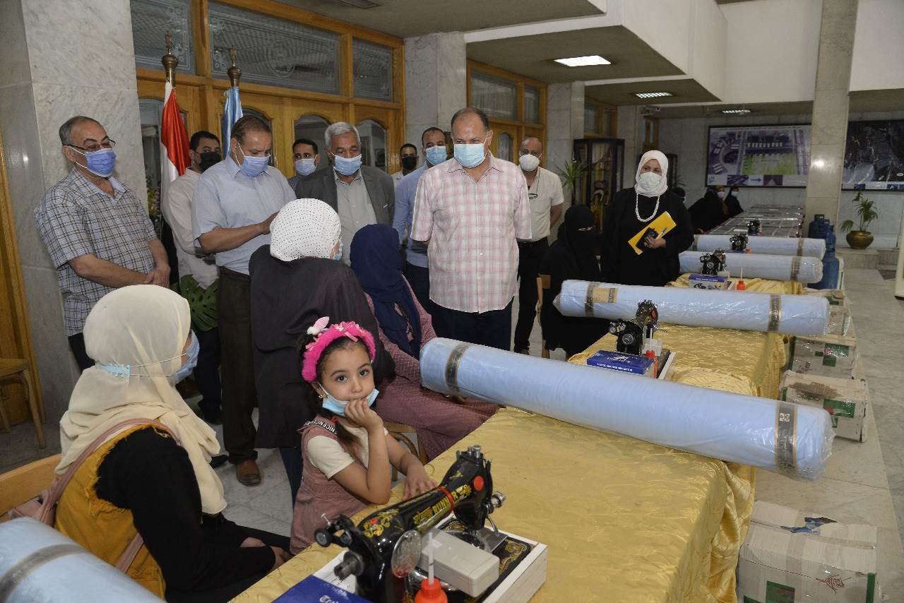 محافظ_أسيوط_يوزع_ماكينات_خياطة_و_أفران_منزلية_للسيدات_المعيلات_(5)