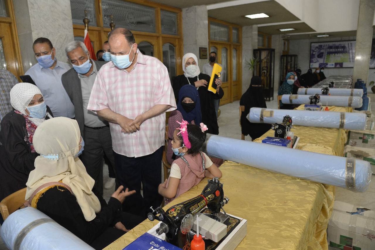 محافظ_أسيوط_يوزع_ماكينات_خياطة_و_أفران_منزلية_للسيدات_المعيلات_(7)