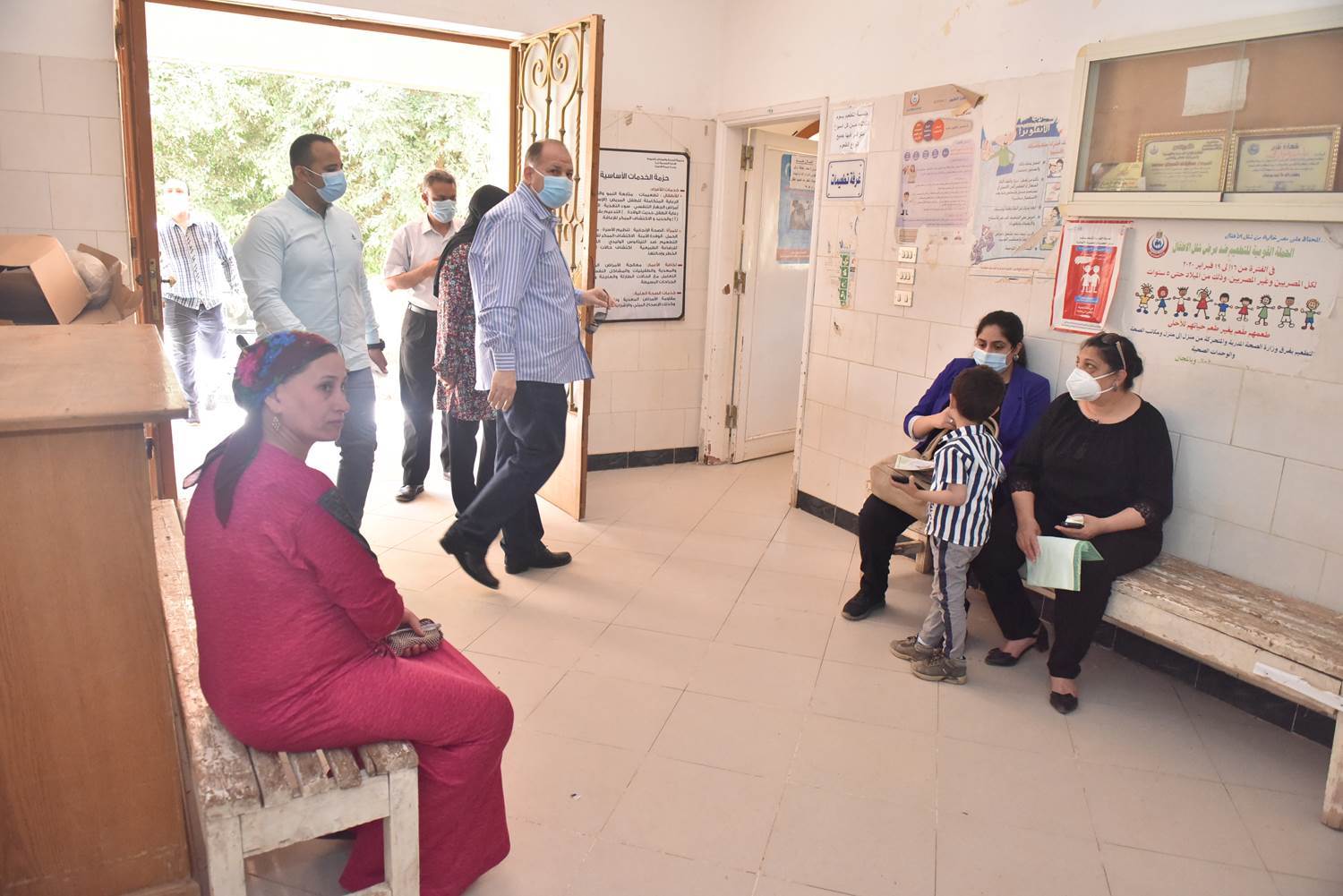 محافظ_أسيوط_يتفقد_مركز_الرعاية_الصحية_الأولية_بقرية_السراقنا_بالقوصية_(1)