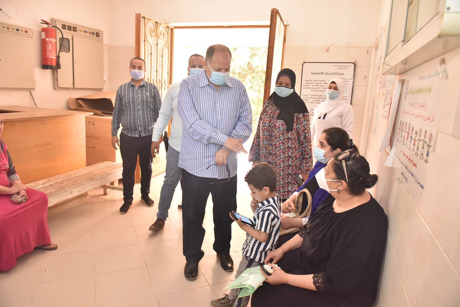 محافظ_أسيوط_يتفقد_مركز_الرعاية_الصحية_الأولية_بقرية_السراقنا_بالقوصية_(2)
