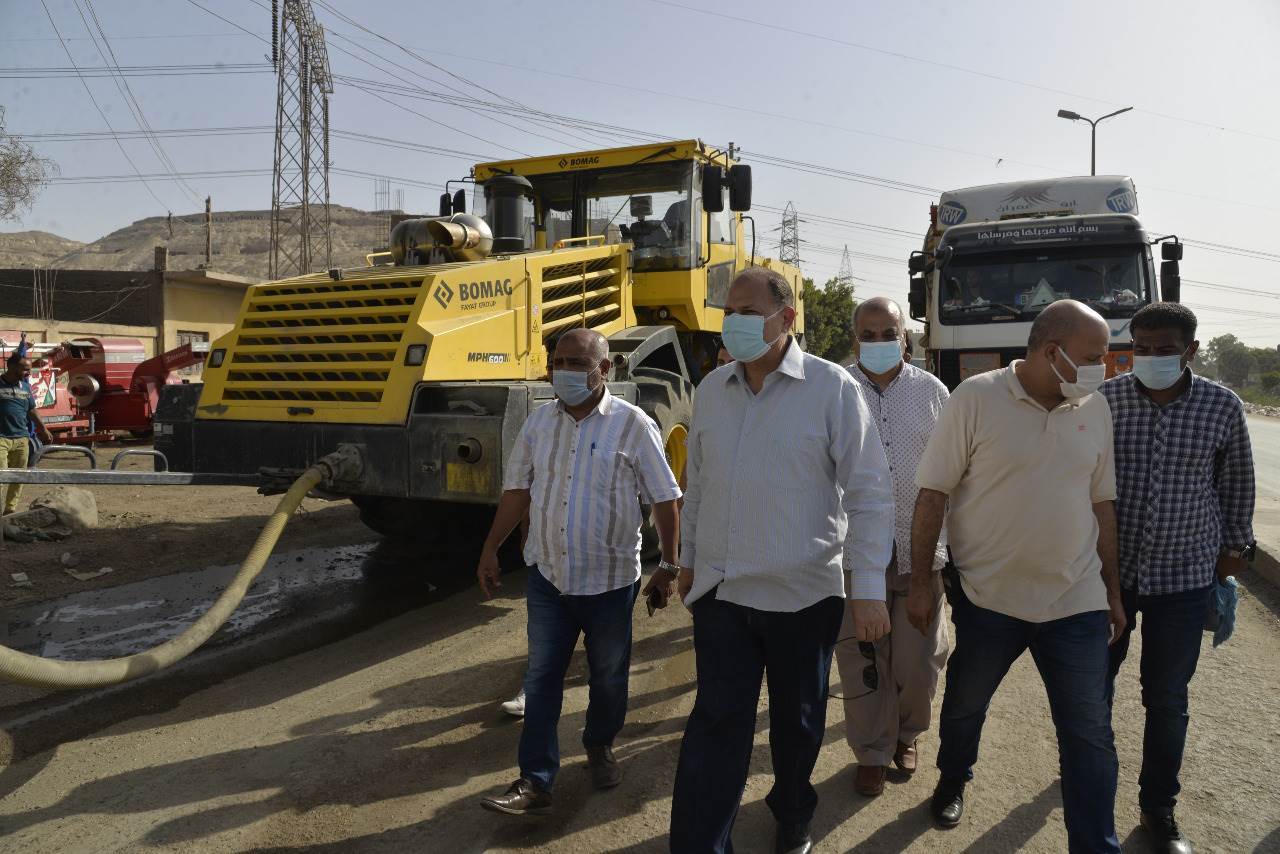 محافظ_أسيوط_يتفقد_استكمال_أعمال_رصف_الطريق_الدائري_بحي_غرب_(10)