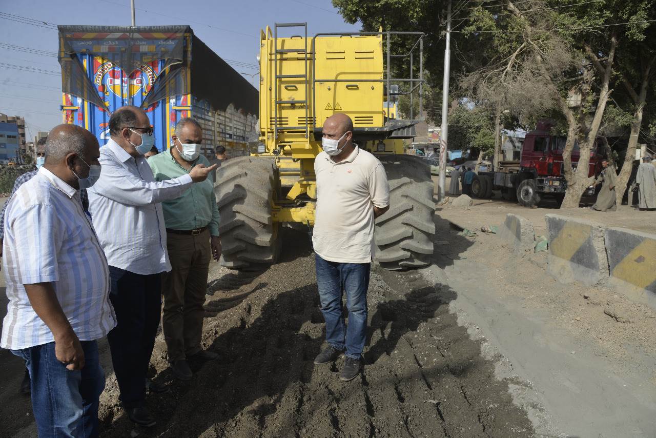 محافظ_أسيوط_يتفقد_استكمال_أعمال_رصف_الطريق_الدائري_بحي_غرب_(2)