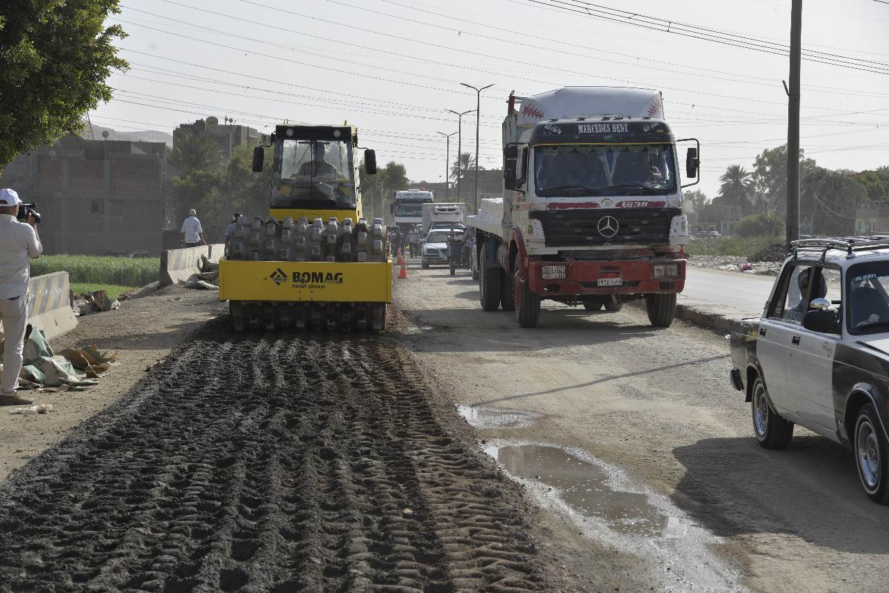 محافظ_أسيوط_يتفقد_استكمال_أعمال_رصف_الطريق_الدائري_بحي_غرب_(3)