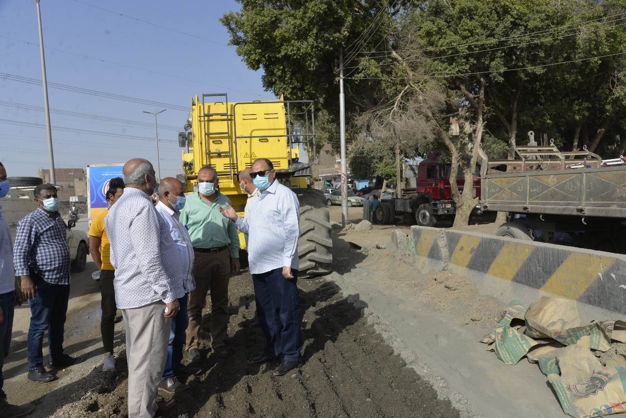 محافظ_أسيوط_يتفقد_استكمال_أعمال_رصف_الطريق_الدائري_بحي_غرب_(4)