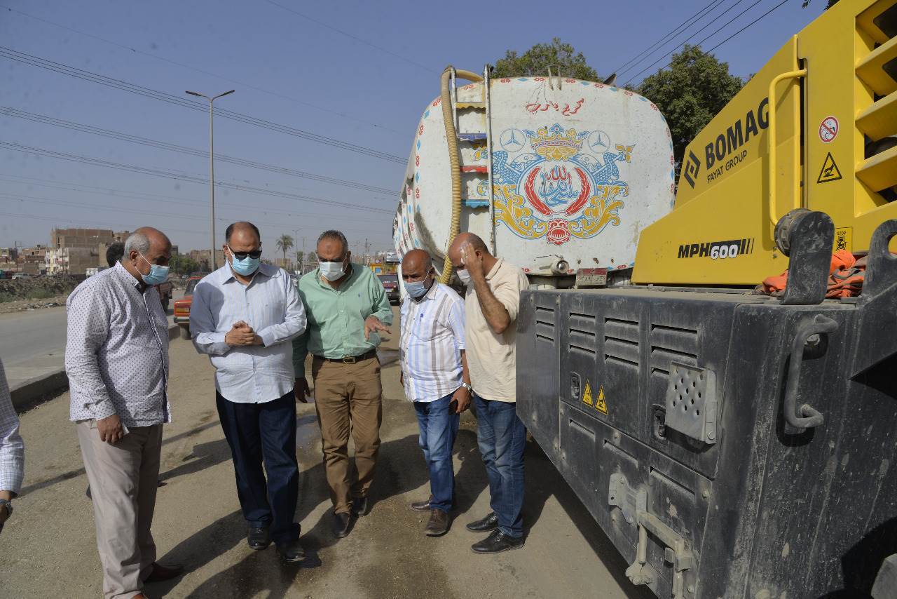 محافظ_أسيوط_يتفقد_استكمال_أعمال_رصف_الطريق_الدائري_بحي_غرب_(5)