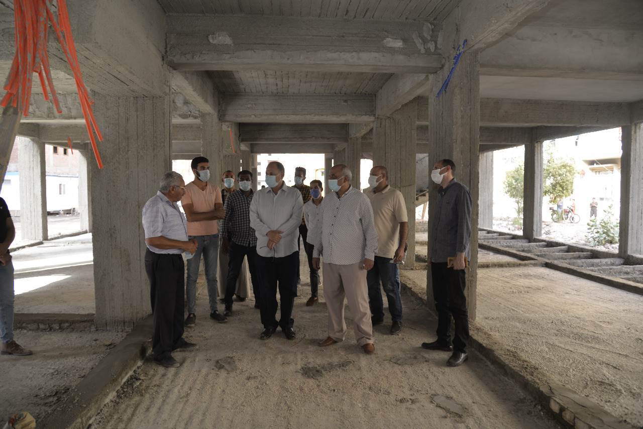 محافظ_أسيوط_يتفقد_أعمال_إنشاء_مدرسة_التجاريين_الرسمية_لغات_(2)