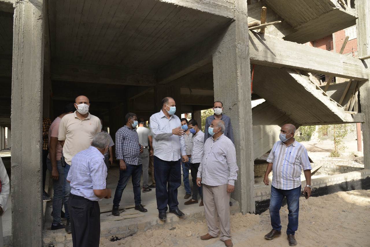 محافظ_أسيوط_يتفقد_أعمال_إنشاء_مدرسة_التجاريين_الرسمية_لغات_(5)