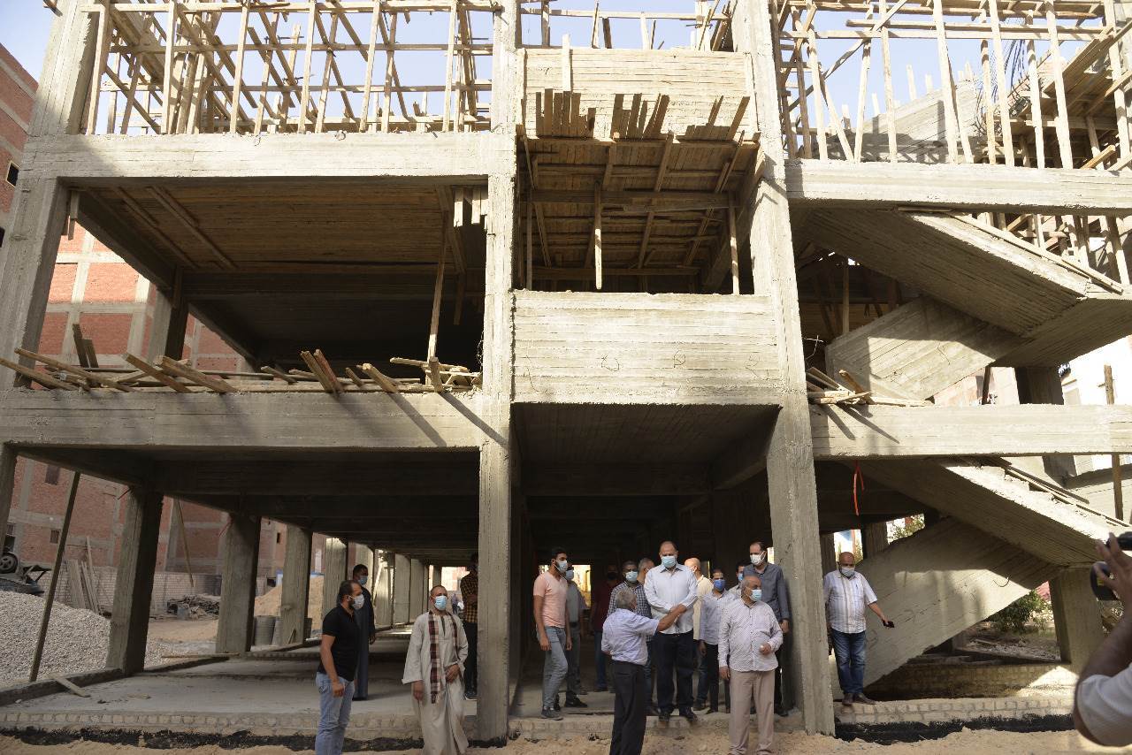 محافظ_أسيوط_يتفقد_أعمال_إنشاء_مدرسة_التجاريين_الرسمية_لغات_(6)