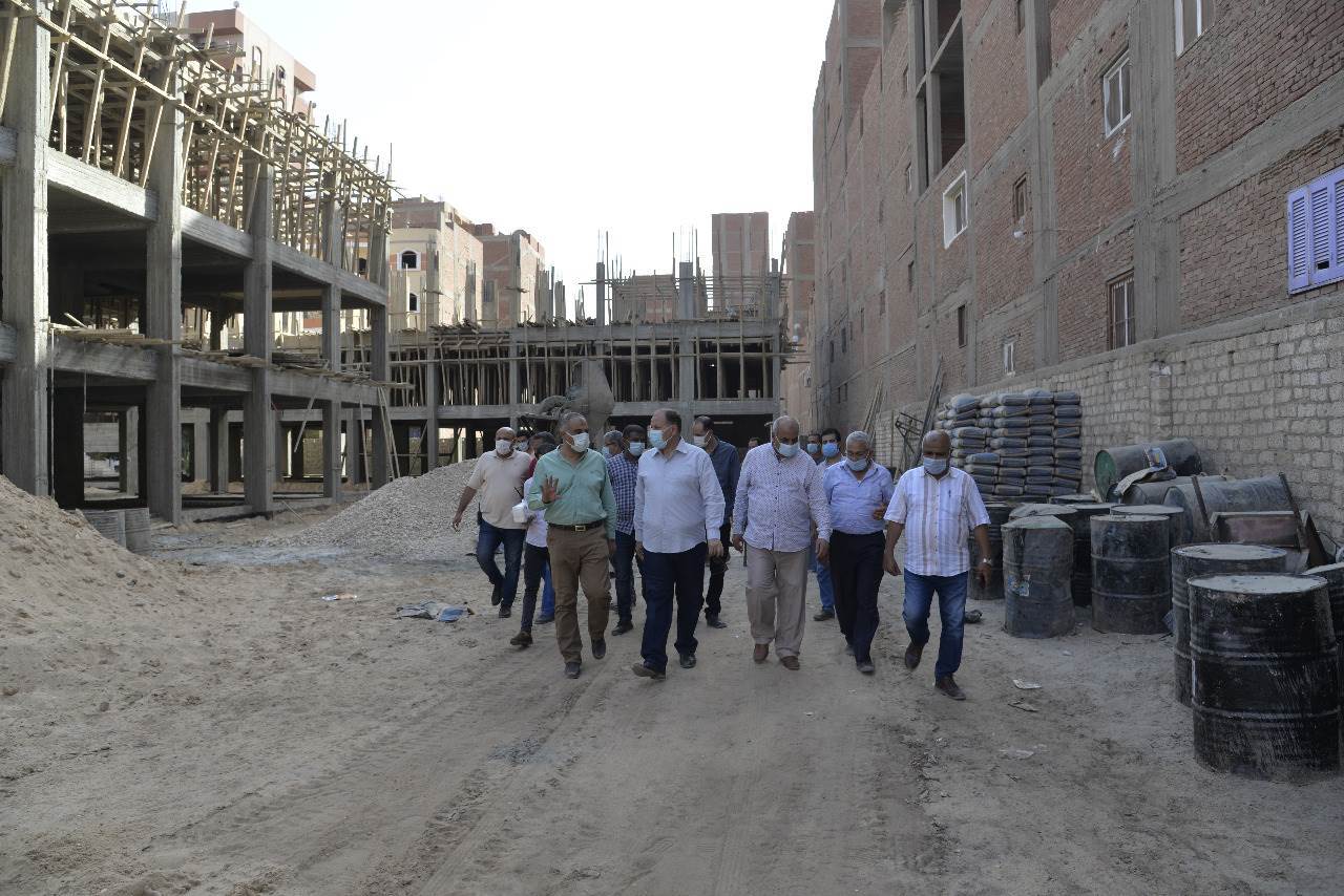 محافظ_أسيوط_يتفقد_أعمال_إنشاء_مدرسة_التجاريين_الرسمية_لغات_(9)