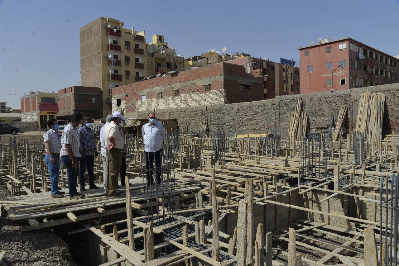 محافظ_أسيوط_يتفقد_إنشاء_مدرسة_30_يونيو_الرسمية_ويزور_مدرسة_الجهاد_الابتدائية_(1)