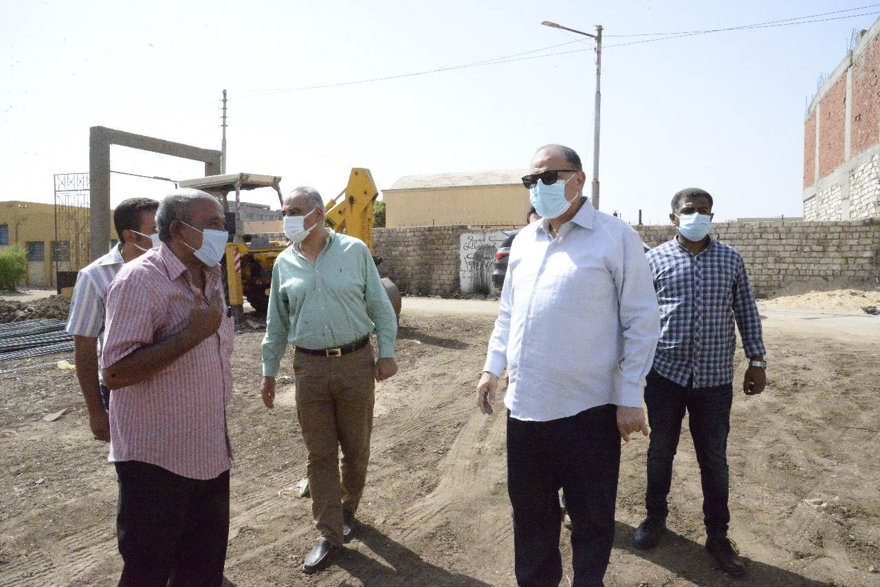 محافظ_أسيوط_يتفقد_إنشاء_مدرسة_30_يونيو_الرسمية_ويزور_مدرسة_الجهاد_الابتدائية_(7)