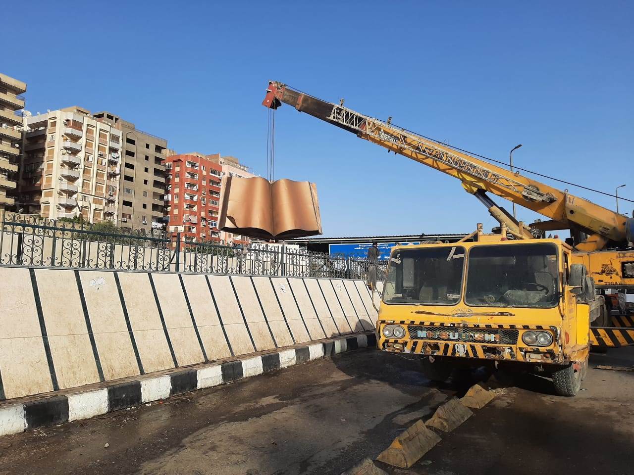 الانتهاء_من_وضع_مجسم_تمثال_الكتاب_رمزًا_للثقافة_بين_جامعتي_أسيوط_والأزهر_(8)