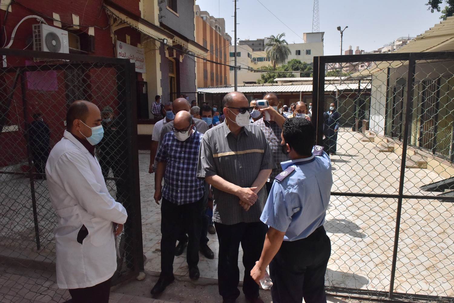 محافظ_أسوط_يتفقد_تركيب_جهاز_الاشعة_المقطعية_الجديد_بمستشفى_الصدر_ويتابع_الاكسجين_(1)