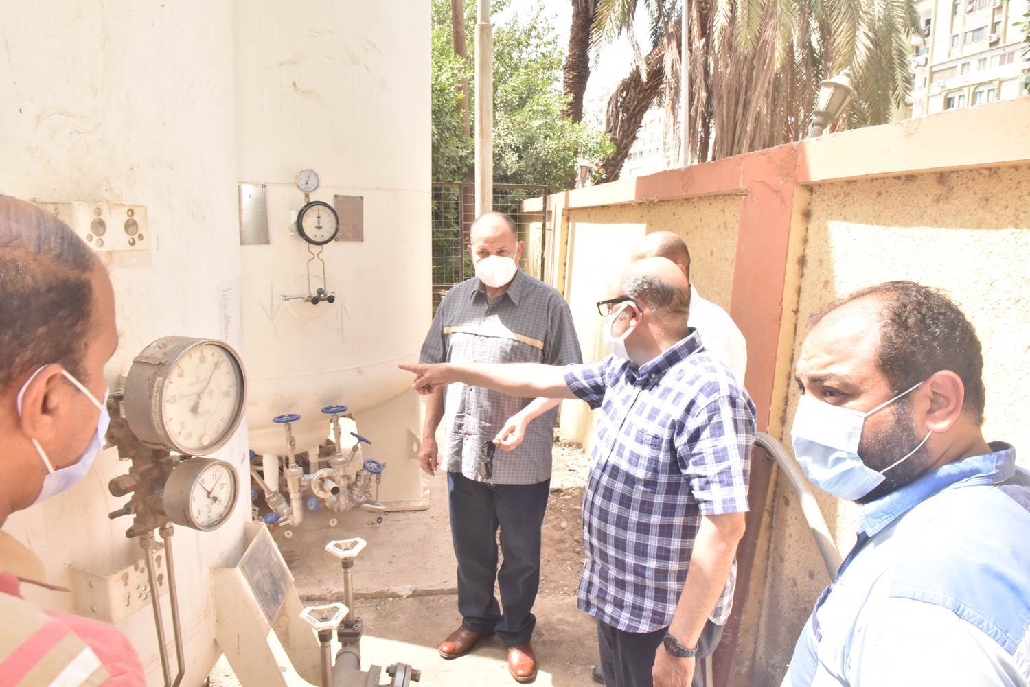 محافظ_أسوط_يتفقد_تركيب_جهاز_الاشعة_المقطعية_الجديد_بمستشفى_الصدر_ويتابع_الاكسجين_(7)