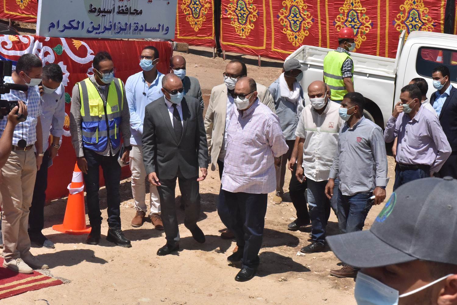 محافظ_أسيوط_يتفقد_انشاء_مشروع_تجميع_مياه_الصرف_الصحي_بقريتي_دير_درنكة_ودرنكة_الجديدة_(1)