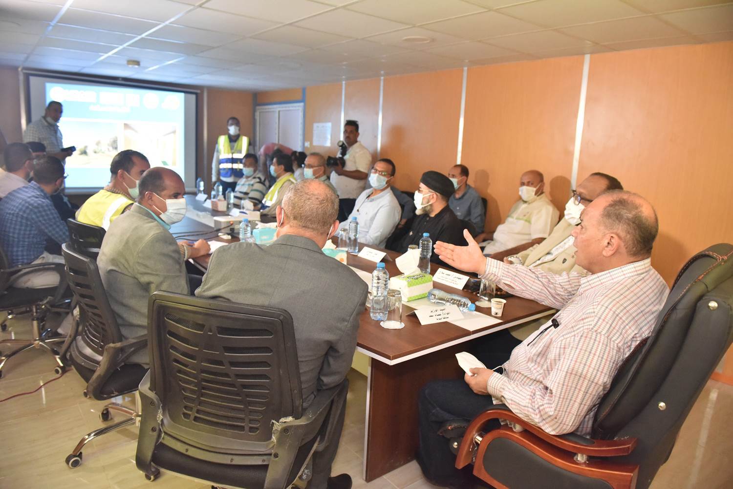 محافظ_أسيوط_يتفقد_انشاء_مشروع_تجميع_مياه_الصرف_الصحي_بقريتي_دير_درنكة_ودرنكة_الجديدة_(6)