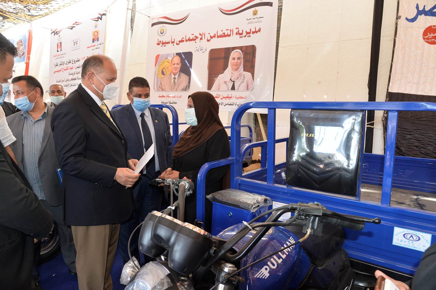 محافظ_أسيوط_يوزع_ومشروعات_لعدد_103_أسرة_من_الأسر_الأكثر_احتياجًا_(13)