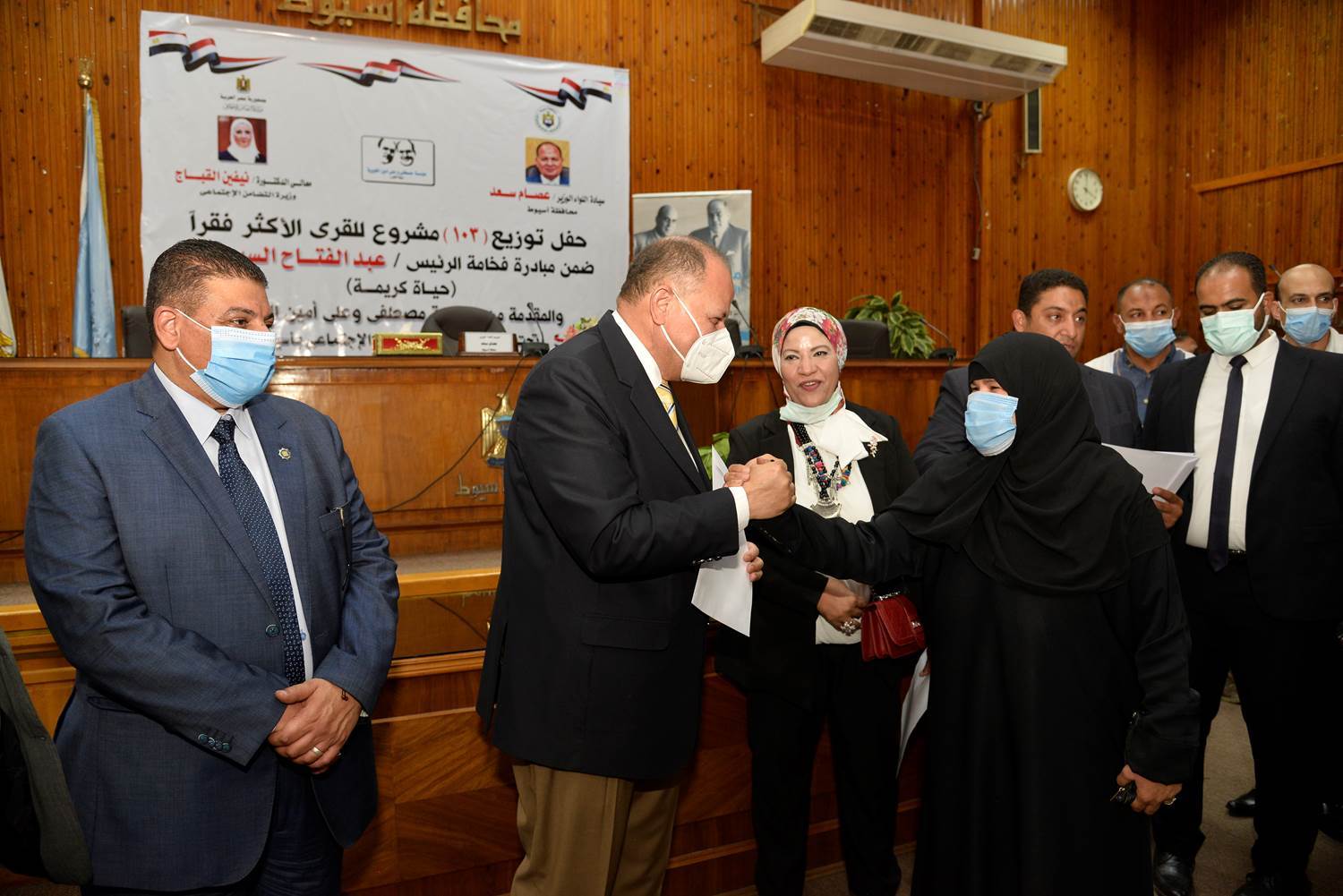 محافظ_أسيوط_يوزع_ومشروعات_لعدد_103_أسرة_من_الأسر_الأكثر_احتياجًا_(23)