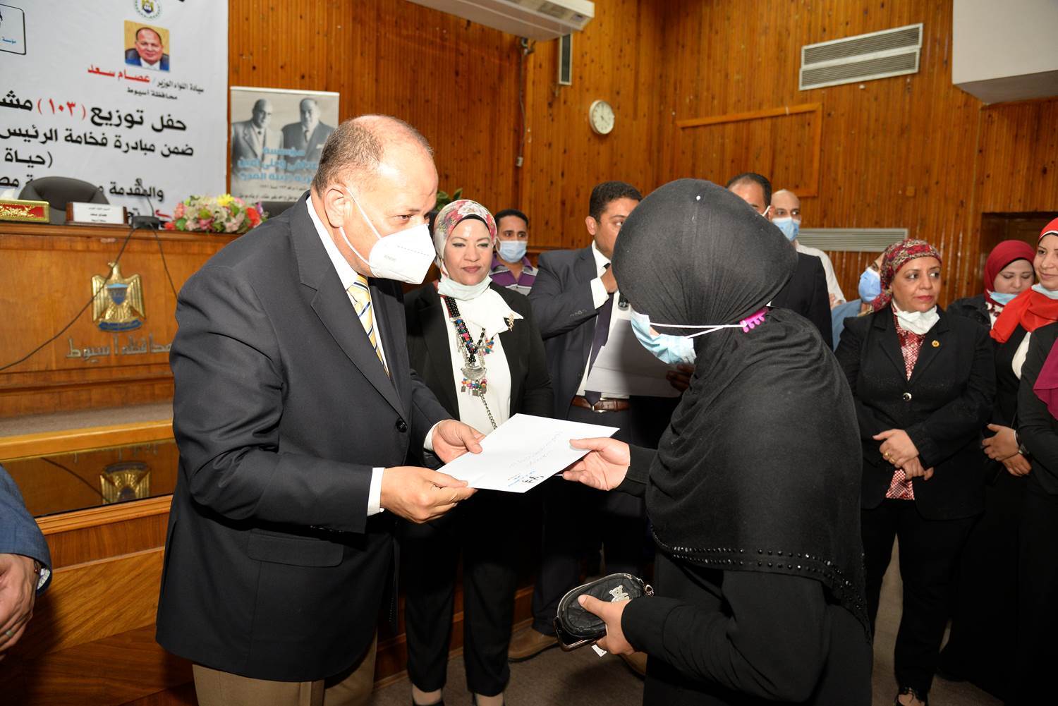 محافظ_أسيوط_يوزع_ومشروعات_لعدد_103_أسرة_من_الأسر_الأكثر_احتياجًا_(26)