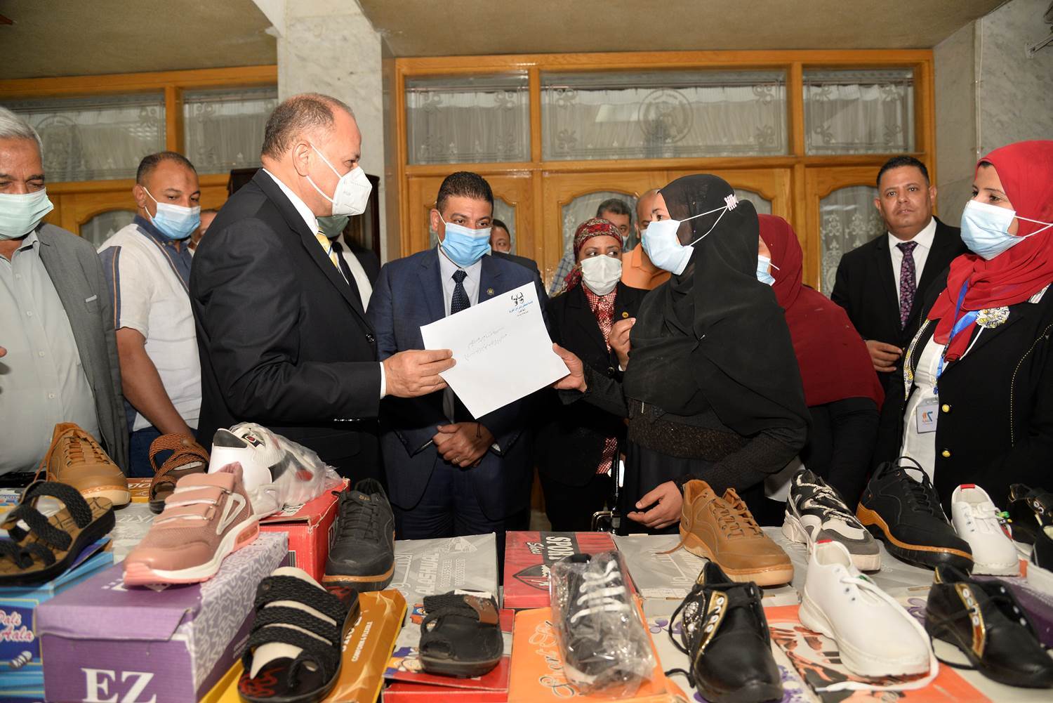 محافظ_أسيوط_يوزع_ومشروعات_لعدد_103_أسرة_من_الأسر_الأكثر_احتياجًا_(4)