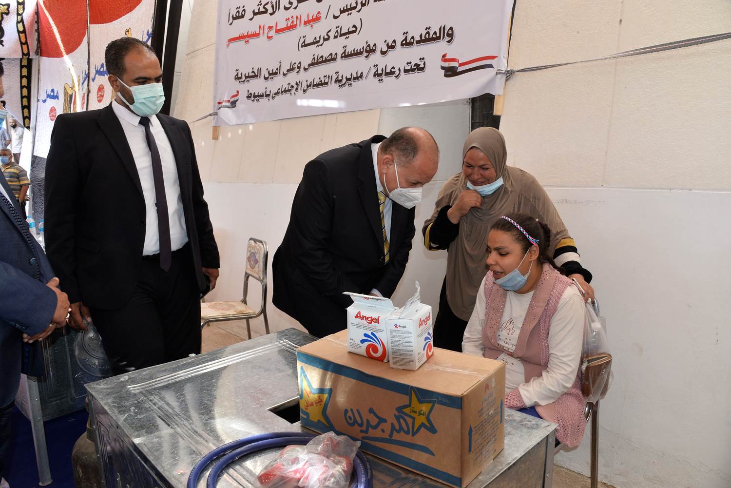 محافظ_أسيوط_يوزع_ومشروعات_لعدد_103_أسرة_من_الأسر_الأكثر_احتياجًا_(9)