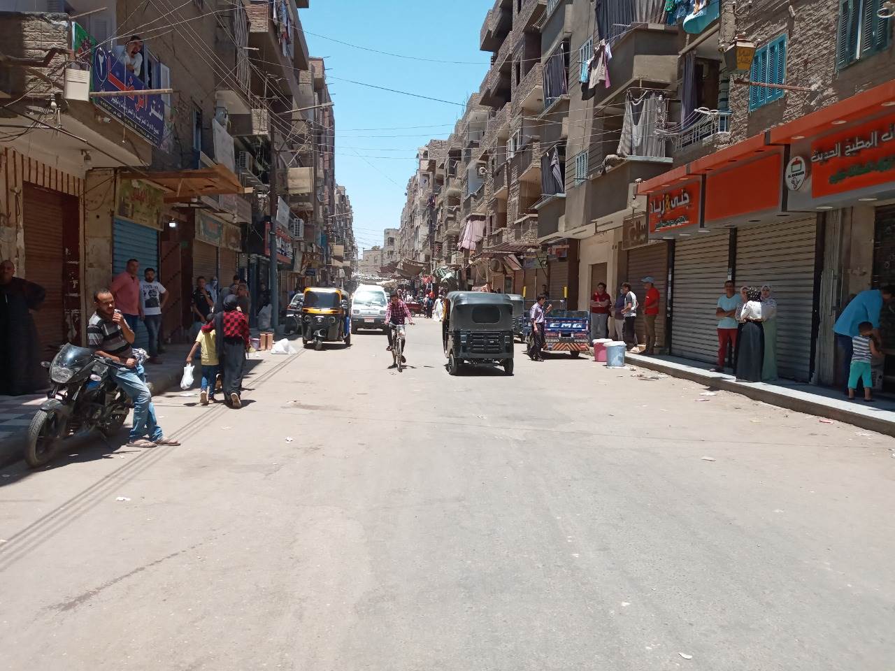 تنفيذ_حملات_لإزالة_الإشغالات_وتعديات_الباعة_الجائلين_والحواجز_الحديدية_والأسمنتية_بالقوصية_وحي_شرق_(2)