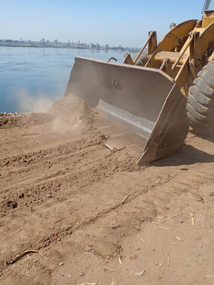 إزالة_6_حالات_تعدي_على_النيل_بقرية_الحواتكة_بمنفلوط_ضمن_58_حالة_تم_إزالتها_(4)