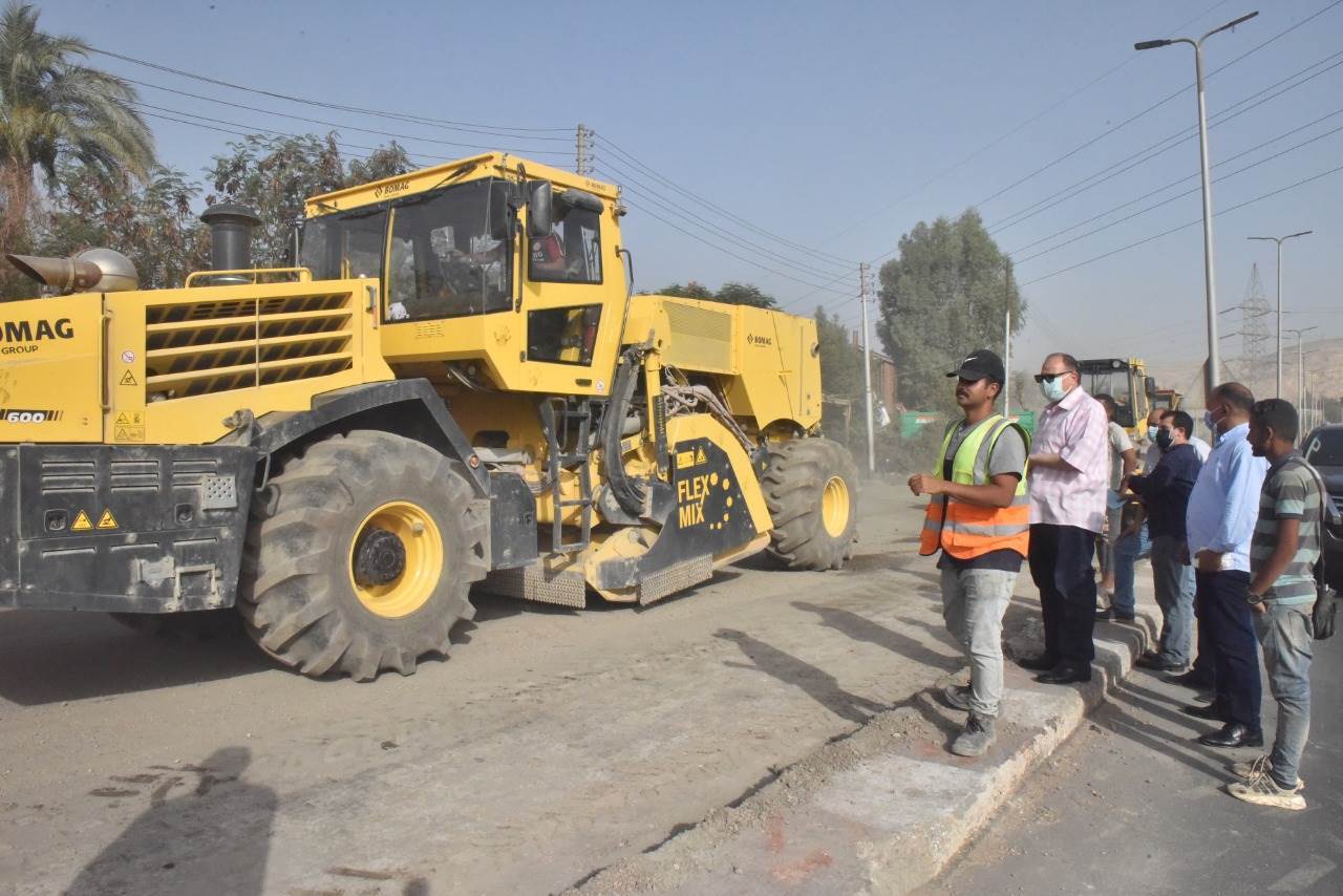 محافظ_أسيوط_يتفقد_استكمال_أعمال_رصف_الطريق_الدائري_بحي_غرب_(1)