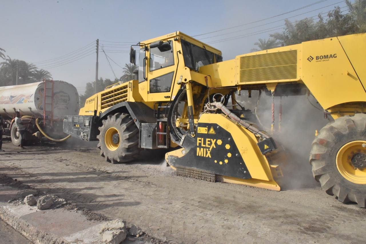 محافظ_أسيوط_يتفقد_استكمال_أعمال_رصف_الطريق_الدائري_بحي_غرب_(11)