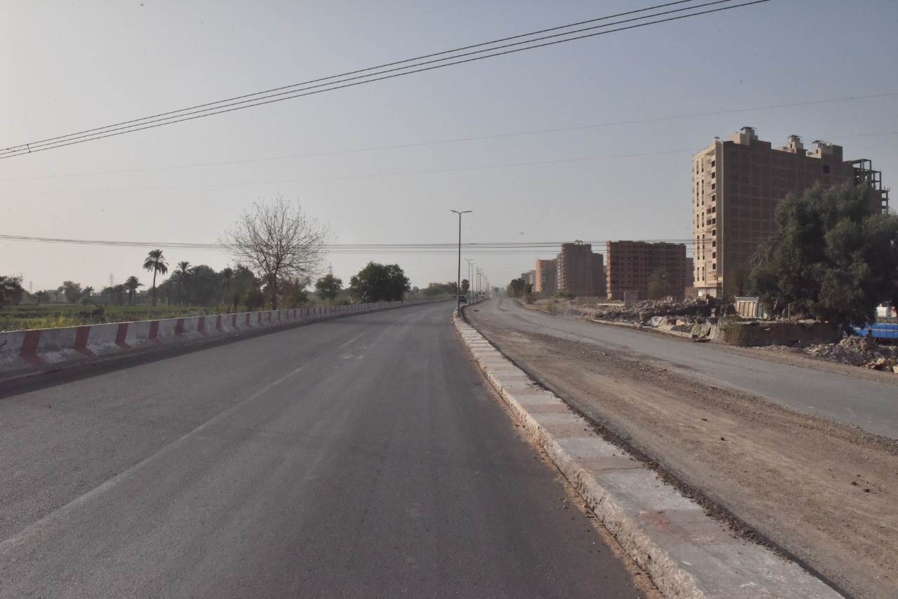 محافظ_أسيوط_يتفقد_استكمال_أعمال_رصف_الطريق_الدائري_بحي_غرب_(12)