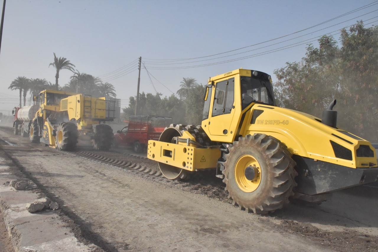 محافظ_أسيوط_يتفقد_استكمال_أعمال_رصف_الطريق_الدائري_بحي_غرب_(8)