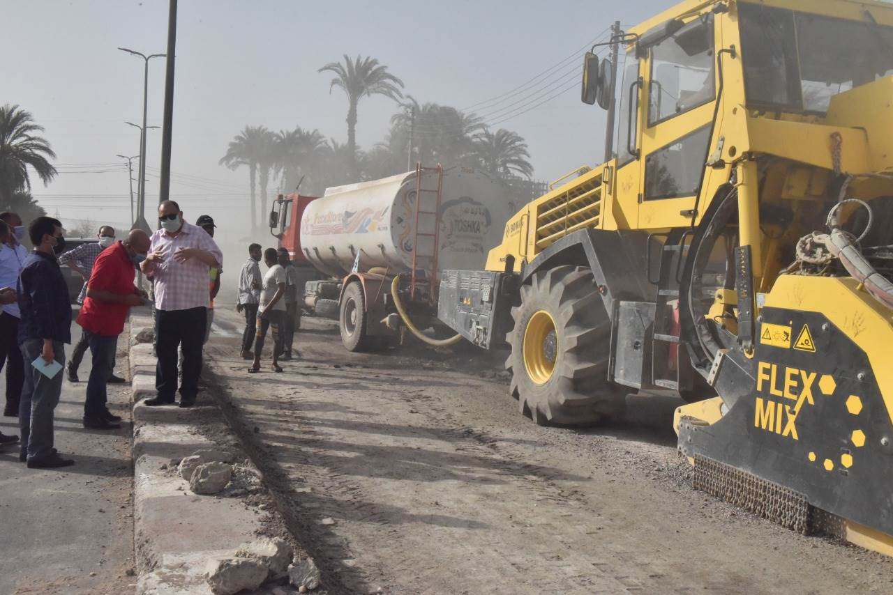 محافظ_أسيوط_يتفقد_استكمال_أعمال_رصف_الطريق_الدائري_بحي_غرب_(9)