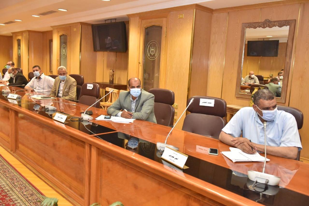 محافظ_أسيوط_يشدد_على_تكثيف_الحملات_وإزالة_الإشغالات_ونقل_الباعة_الجائلين_لأسواق_حضارية_(5)