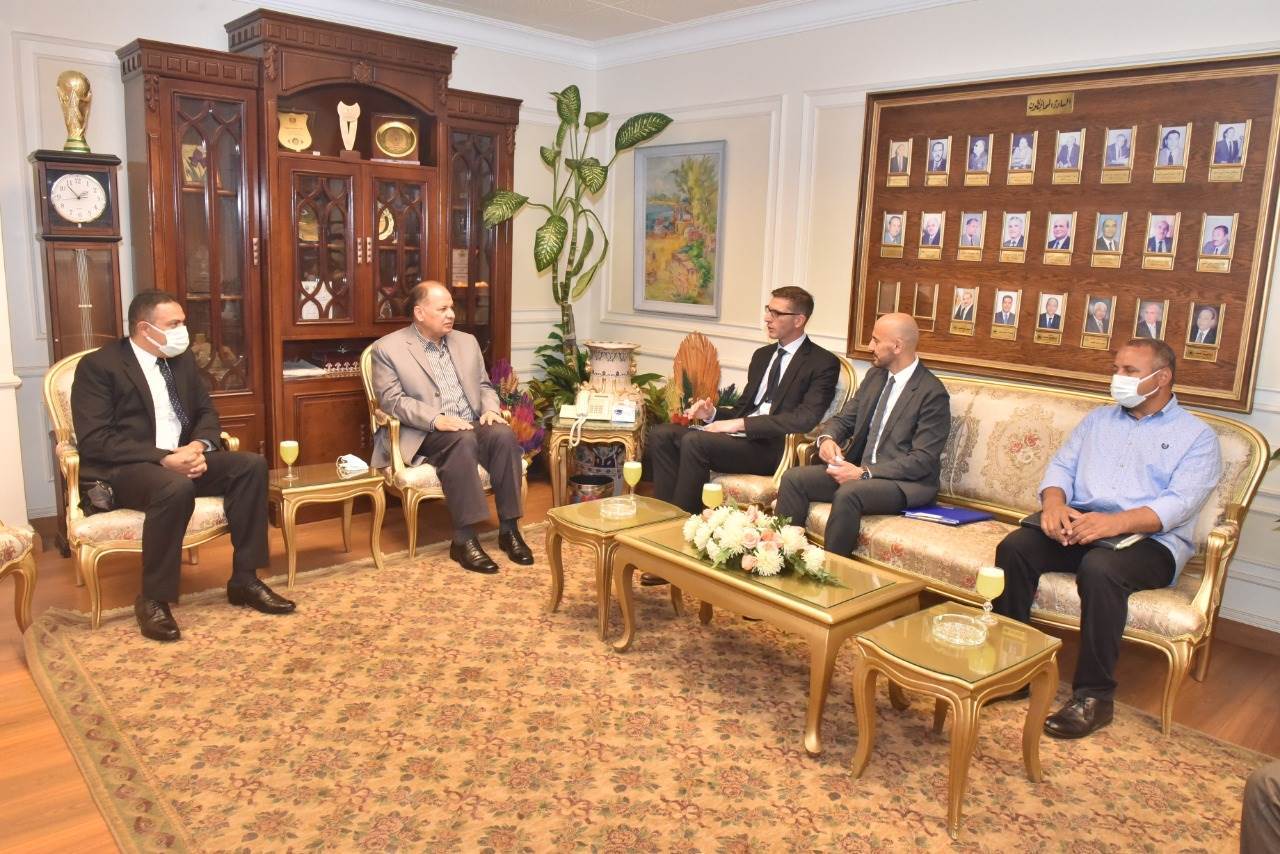 محافظ_أسيوط_يلتقي_فريق_العمل_الاستشارى_لمشروعات_البرنامج_الوطني_لإدارة_المخلفات_الصلبة_(1)