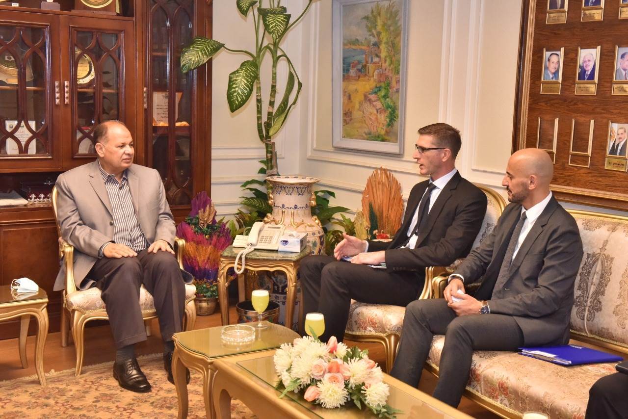 محافظ_أسيوط_يلتقي_فريق_العمل_الاستشارى_لمشروعات_البرنامج_الوطني_لإدارة_المخلفات_الصلبة_(2)