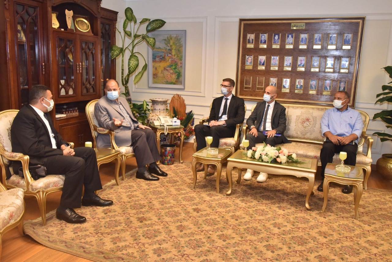 محافظ_أسيوط_يلتقي_فريق_العمل_الاستشارى_لمشروعات_البرنامج_الوطني_لإدارة_المخلفات_الصلبة_(3)