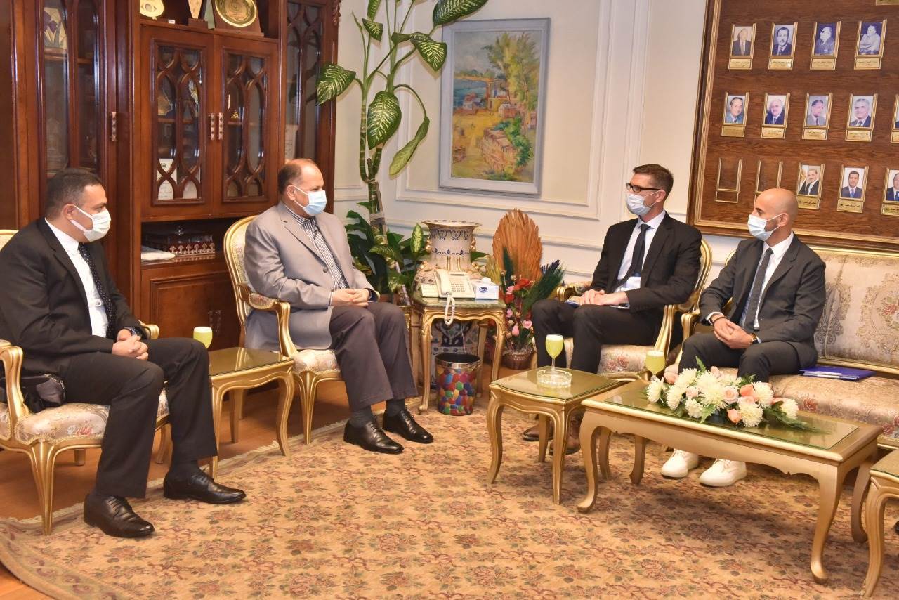 محافظ_أسيوط_يلتقي_فريق_العمل_الاستشارى_لمشروعات_البرنامج_الوطني_لإدارة_المخلفات_الصلبة_(4)