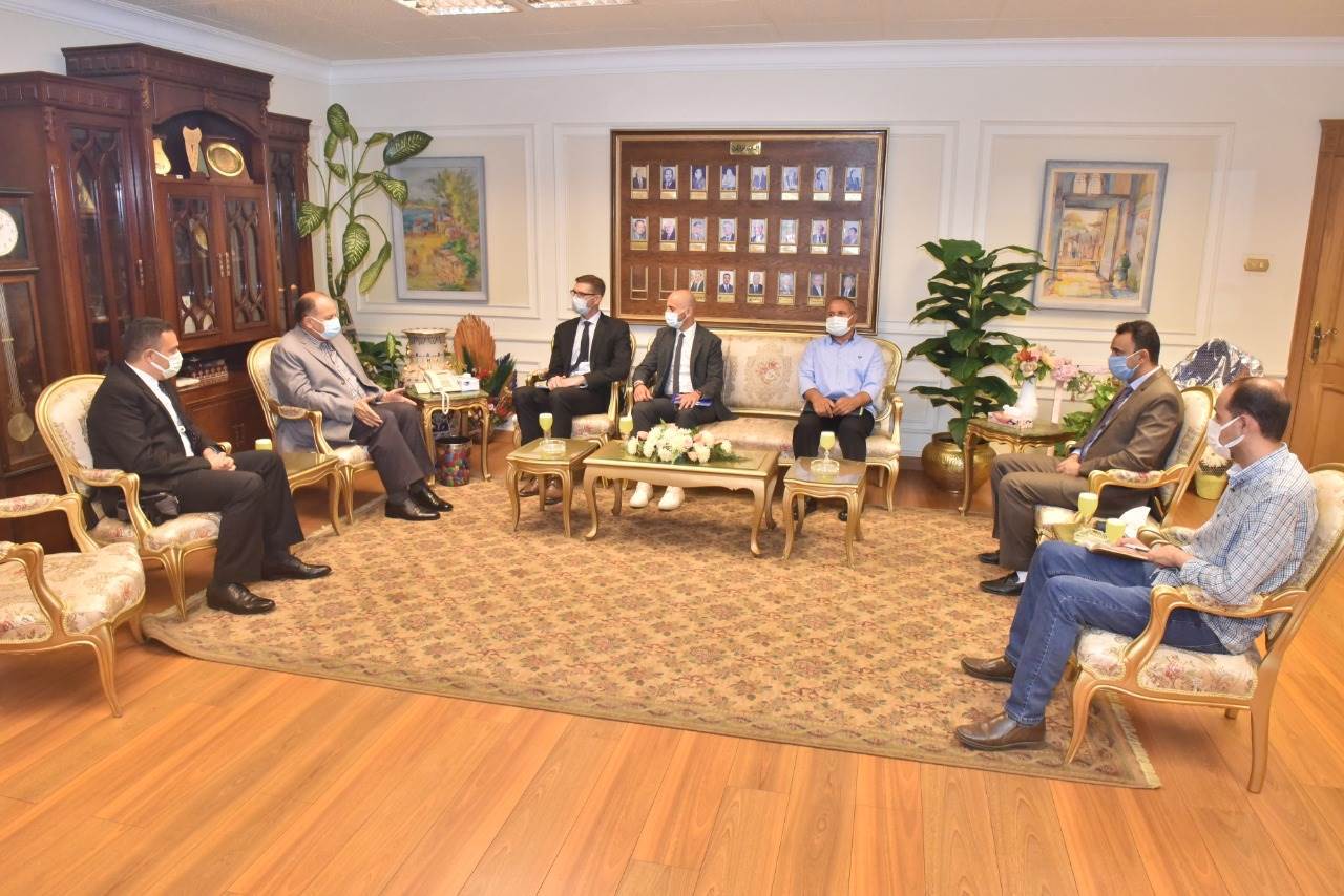 محافظ_أسيوط_يلتقي_فريق_العمل_الاستشارى_لمشروعات_البرنامج_الوطني_لإدارة_المخلفات_الصلبة_(5)