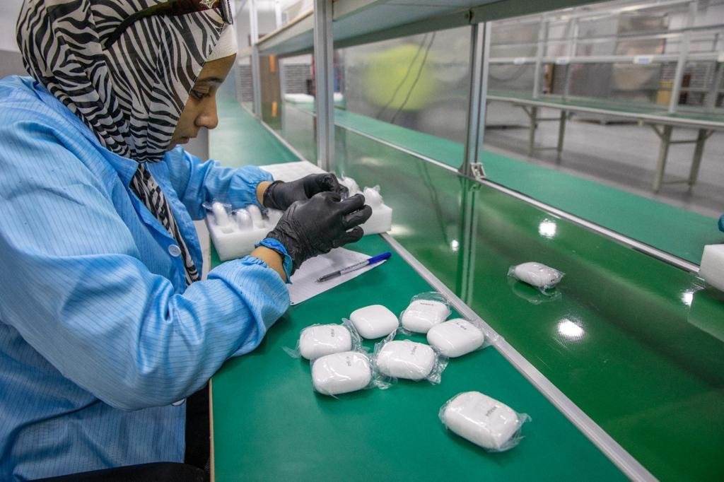 افتتاح_خط_إنتاج_إكسسوارات_المحمول_للعلامة_التجارية_Infinix2