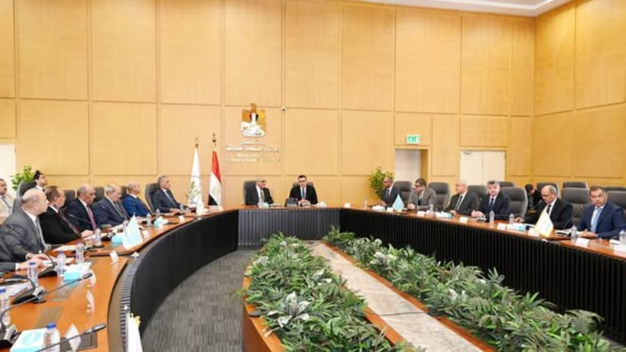 الشربيني ورئيس الهيئة العربية للتصنيع يتابعان تنفيذ مشروعات مبادرة "حياة كريمة"