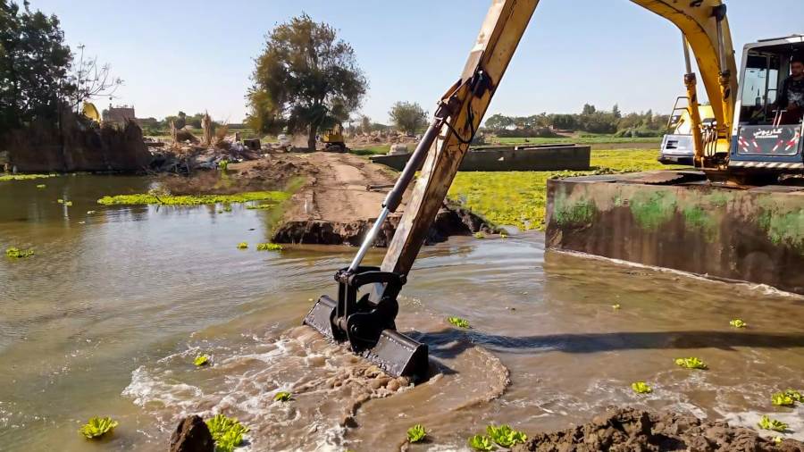 الري: إزالة طريق مخالف بالمجرى المائي لنهر النيل في فرع رشيد بالمنوفية