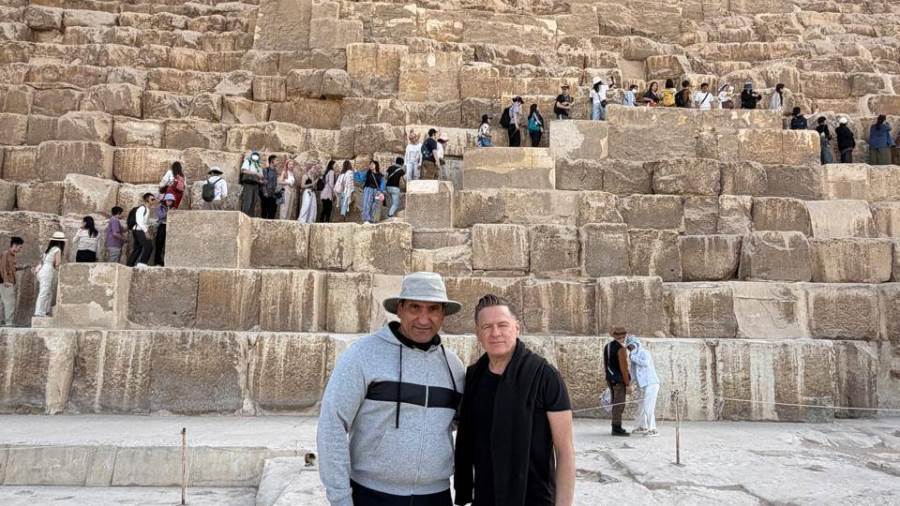 الفنان العالمي براين آدمز وأسرته يزورون الأهرامات