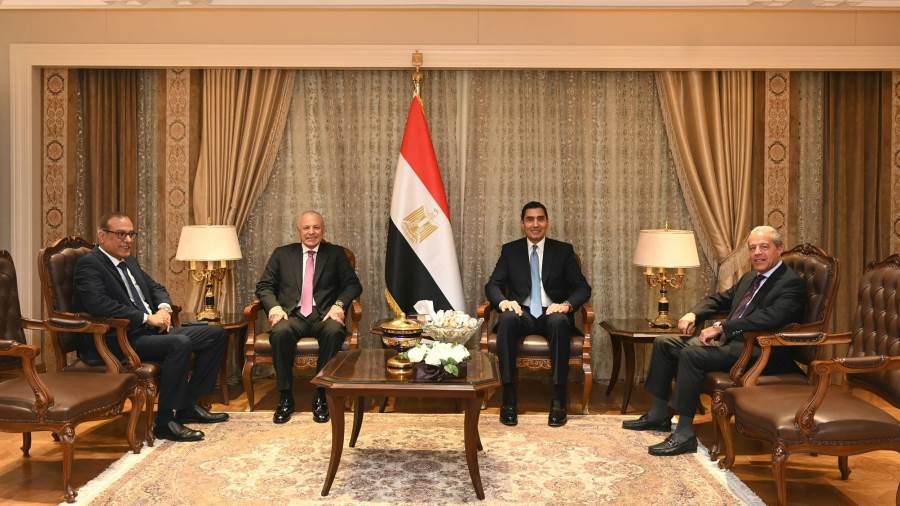  وزير الشباب والرياضة يستقبل رئيس الاتحاد المصري لكرة القدم