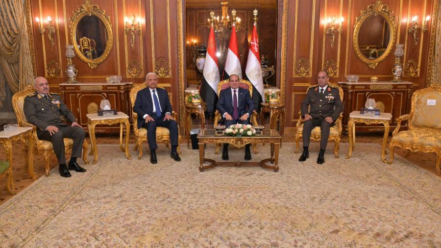 «السيسي» يمنح الفريق أول عبدالمجيد صقر نوط الجمهورية من الطبقة الأولى